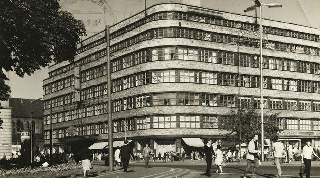 فروشگاه رنوما نبش خیابان شلوغ در اسیا 1965
